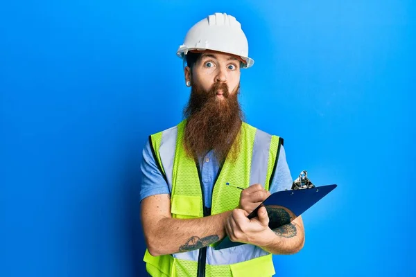 Homem Ruivo Com Barba Comprida Usando Capacete Segurança Segurando Prancheta — Fotografia de Stock