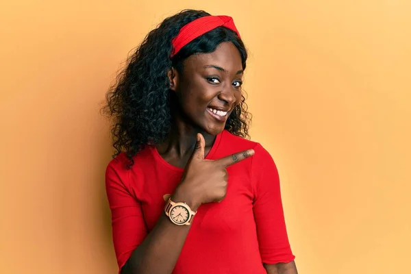 Mulher Jovem Africana Bonita Vestindo Roupas Casuais Sorrindo Alegre Apontando — Fotografia de Stock