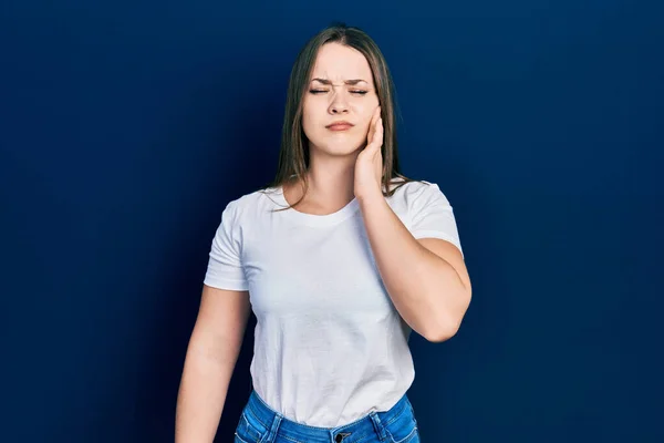 Günlük Beyaz Tişört Giyen Genç Spanyol Kız Diş Ağrısı Diş — Stok fotoğraf