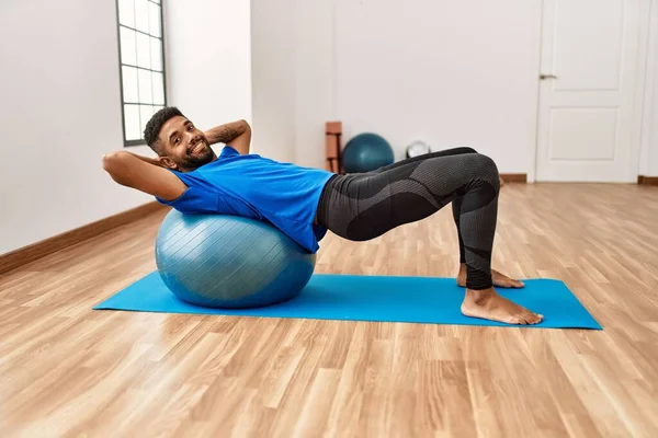 Hombre Hispano Guapo Haciendo Ejercicio Estirándose Esterilla Yoga Practicando Flexibilidad —  Fotos de Stock