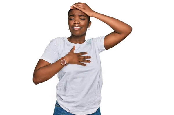 年轻的非洲裔美国女人 身穿宽松的白色T恤 接触额头 感染疾病 感冒和病毒感染 — 图库照片