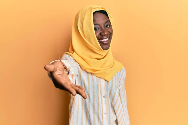Vacker Afrikansk Ung Kvinna Bär Traditionell Islamisk Hijab Halsduk Leende — Stockfoto