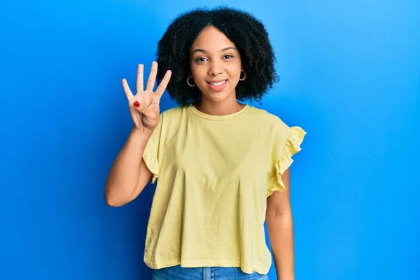 Ung Afrikansk Amerikansk Flicka Bär Casual Kläder Visar Och Pekar — Stockfoto
