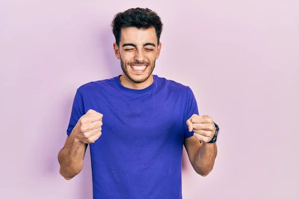 Joven Hombre Hispano Vistiendo Camiseta Casual Emocionado Por Éxito Con —  Fotos de Stock