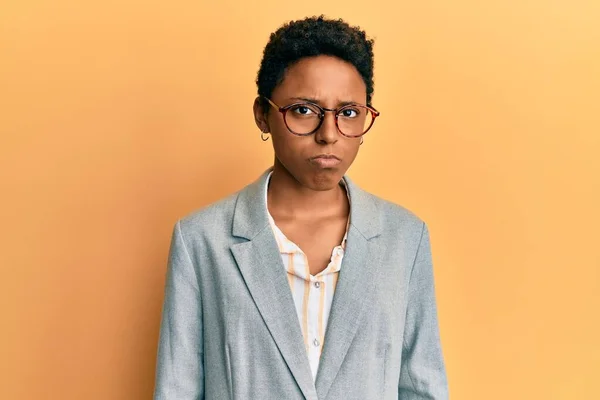 Chica Afroamericana Joven Con Chaqueta Negocios Gafas Deprimidas Preocupadas Por —  Fotos de Stock