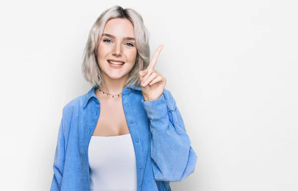 Menina Loira Jovem Vestindo Roupas Casuais Mostrando Apontando Para Cima — Fotografia de Stock