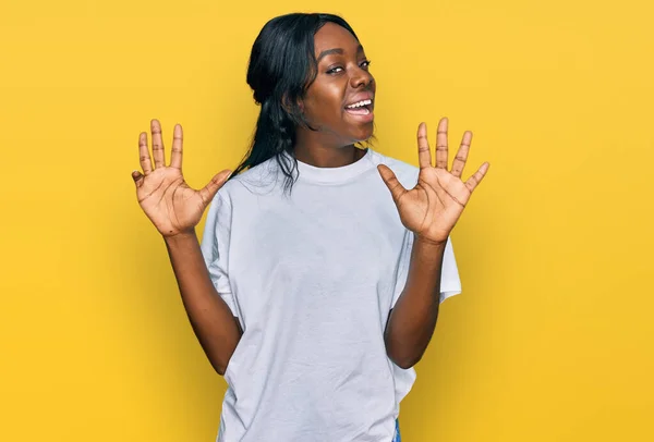 Junge Afrikanisch Amerikanische Frau Trägt Legeres Weißes Shirt Und Zeigt — Stockfoto