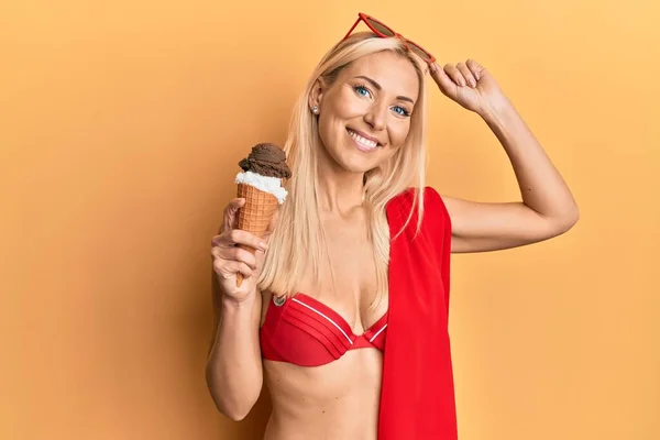 Ung Blond Kvinna Bikini Som Håller Glass Leende Med Ett — Stockfoto