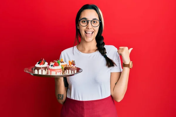 Junge Hispanische Frau Kellneruniform Hält Kuchen Der Hand Und Zeigt — Stockfoto