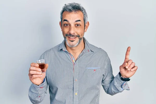 Hombre Guapo Mediana Edad Con Pelo Gris Bebiendo Whisky Disparado —  Fotos de Stock