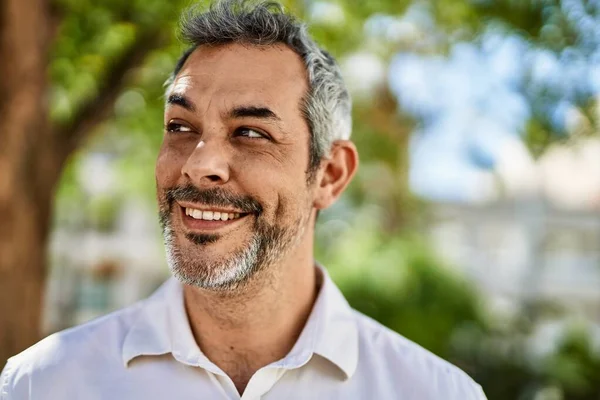 Homem Cabelos Grisalhos Meia Idade Sorrindo Feliz Cidade — Fotografia de Stock