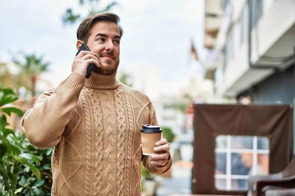 Mladý Kavkazský Muž Mluví Smartphone Pití Kávy Městě — Stock fotografie