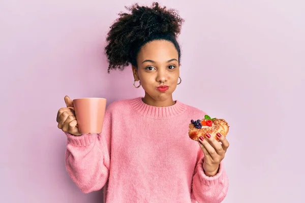 Jovem Afro Americana Bebendo Uma Xícara Café Comendo Bochechas Doces — Fotografia de Stock