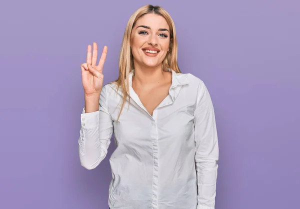 Jonge Blanke Vrouw Dragen Casual Kleding Tonen Wijzen Met Vingers — Stockfoto