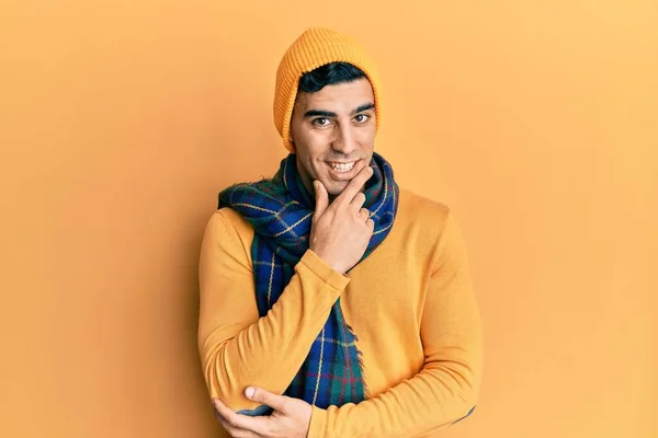 Yün Şapka Kış Eşarbı Takan Yakışıklı Adam Kameraya Kollarını Kavuşturup — Stok fotoğraf