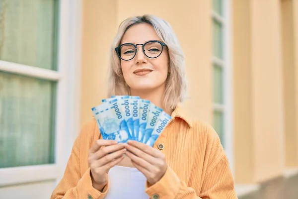 Mladá Blondýnka Dívka Úsměvem Šťastný Držení Chilské Pesos Bankovky Městě — Stock fotografie