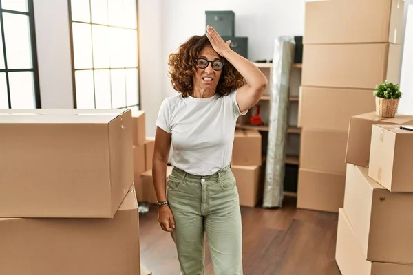 Middelbare Leeftijd Spaanse Vrouw Dragen Casual Kleding Staan Rond Kartonnen — Stockfoto