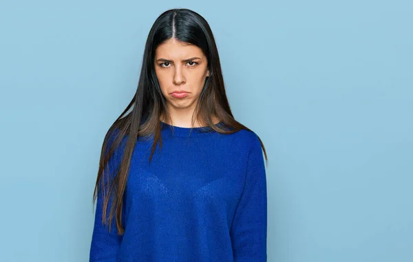 Молода Іспаномовна Жінка Повсякденному Одязі Скептично Нервує Розчаровуючись Через Проблеми — стокове фото
