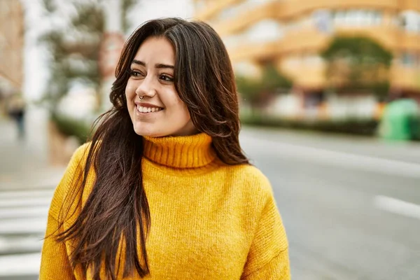 Joven Hermosa Morena Con Jersey Cuello Alto Sonriendo Feliz Aire — Foto de Stock