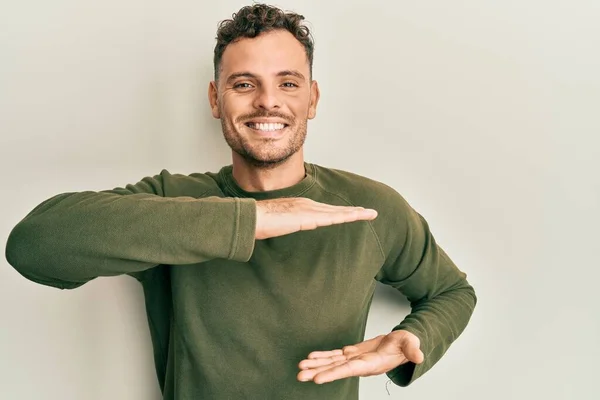 Homem Hispânico Jovem Vestindo Roupas Casuais Gestos Com Mãos Mostrando — Fotografia de Stock