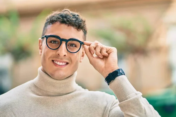 Jonge Spaanse Man Glimlacht Gelukkig Met Een Bril Stad — Stockfoto