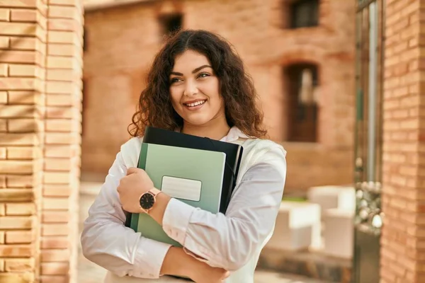 Jonge Hispanic Student Vrouw Glimlachen Gelukkig Staan Stad — Stockfoto