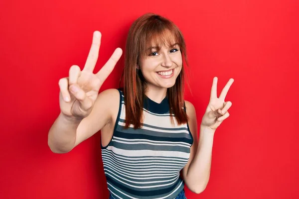 Mujer Joven Pelirroja Con Camiseta Casual Sonriendo Mirando Cámara Mostrando — Foto de Stock