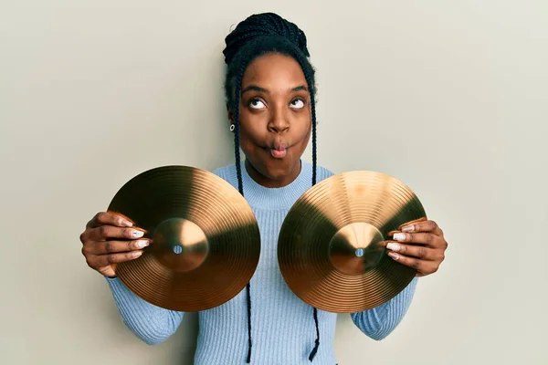 Afro Americana Com Cabelo Trançado Segurando Pratos Címbalos Dourados Fazendo — Fotografia de Stock