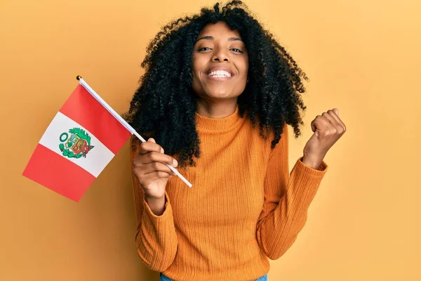 African American Woman Afro Hair Holding Peru Flag Screaming Proud — Stock Photo, Image