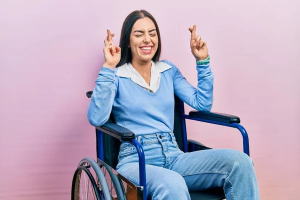 Schöne Frau Mit Blauen Augen Die Auf Einem Rollstuhl Sitzt — Stockfoto