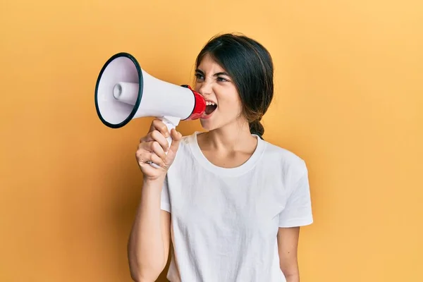 Junge Schöne Frau Mit Megafon Auf Gelbem Hintergrund — Stockfoto