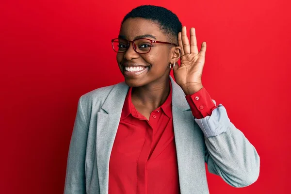 Fiatal Afro Amerikai Üzleti Kabátot Szemüveget Visel Fültől Fülig Mosolyog — Stock Fotó