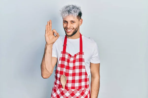 Young Hispanic Man Modern Dyed Hair Wearing Apron Smiling Positive — Stock Photo, Image