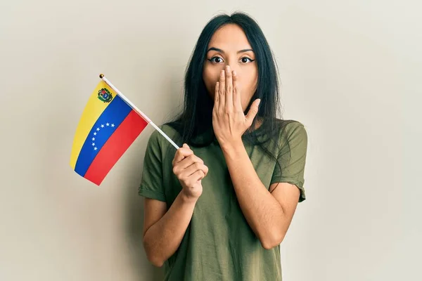 Mladá Hispánka Držící Venezuelskou Vlajku Ústech Rukou Šokovaná Vystrašená Omylu — Stock fotografie