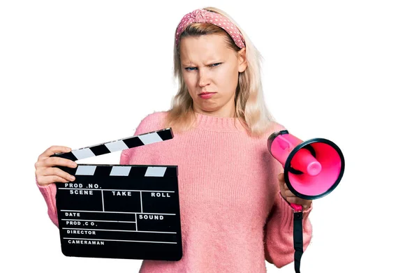 Mulher Caucasiana Jovem Segurando Vídeo Quadro Palmas Megafone Cético Nervoso — Fotografia de Stock