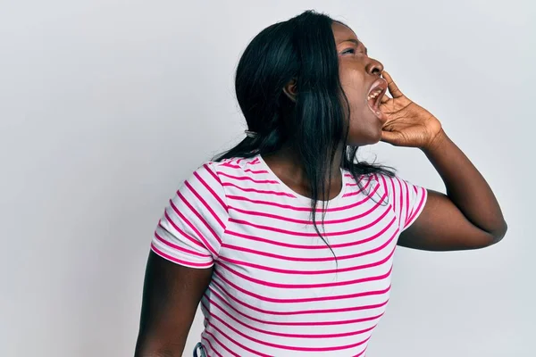 Mujer Joven Africana Con Camiseta Rayas Casuales Gritando Gritando Fuerte — Foto de Stock