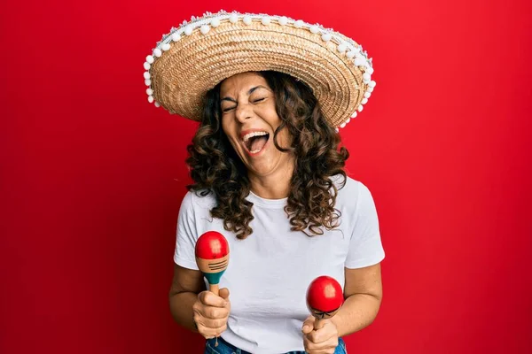 Medelålders Latinamerikansk Kvinna Håller Mexikansk Hatt Spelar Maracas Leende Och — Stockfoto