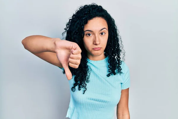 Ung Latinamerikansk Kvinna Med Lockigt Hår Avslappnad Blå Shirt Ser — Stockfoto