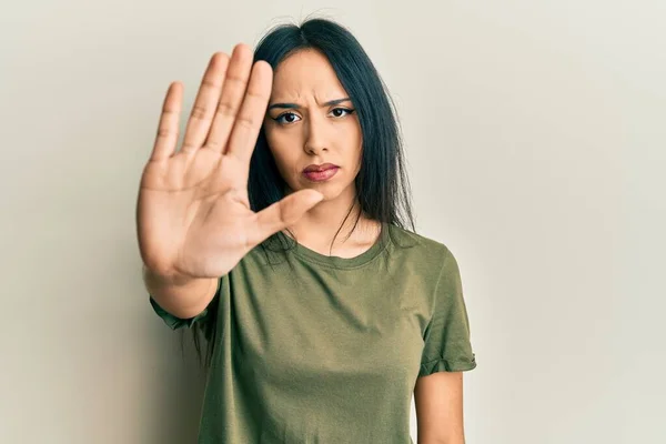 Jong Latijns Meisje Draagt Casual Shirt Doen Stoppen Met Zingen — Stockfoto