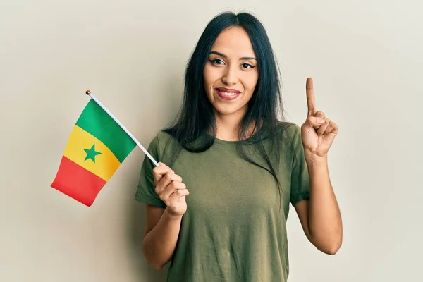 Mladá Hispánka Držící Senegalskou Vlajku Usmívající Nápadem Nebo Otázkou Ukazující — Stock fotografie