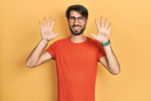 Молодой Латиноамериканец Повседневной Одежде Очках Показывает Пальцем Номер Десять Улыбаясь — стоковое фото