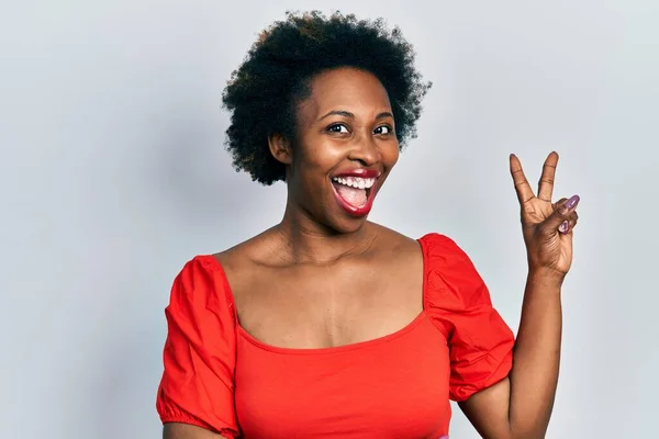 Jovem Afro Americana Vestindo Roupas Casuais Sorrindo Com Rosto Feliz — Fotografia de Stock