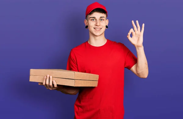 Fiatal Kaukázusi Fiú Fül Tágulás Gazdaság Szállítás Pizza Doboz Csinál — Stock Fotó
