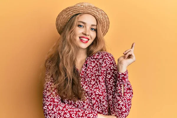 Bella Donna Caucasica Bionda Che Indossa Cappello Estivo Con Grande — Foto Stock