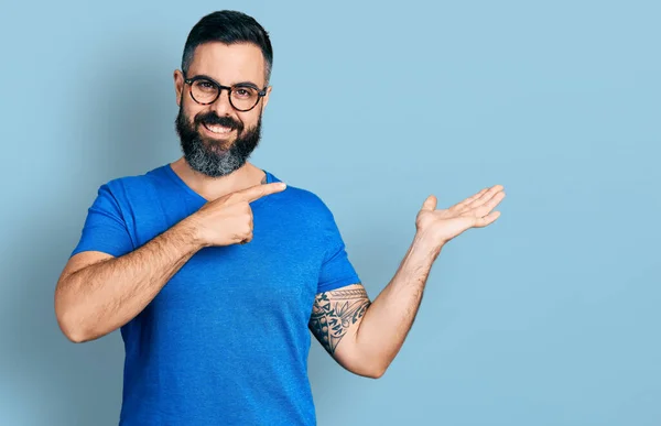 Hombre Hispano Con Barba Vistiendo Camiseta Casual Gafas Asombrado Sonriendo —  Fotos de Stock