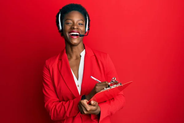 Jovem Afro Americana Vestindo Fone Ouvido Agente Call Center Escrevendo — Fotografia de Stock