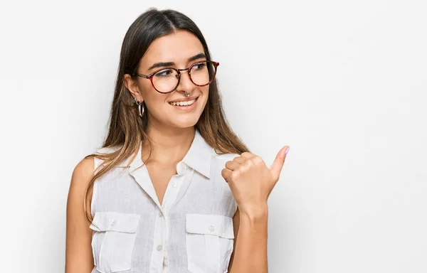 Mladá Hispánka Nosí Ležérní Oblečení Usmívá Šťastnou Tváří Ukazuje Palcem — Stock fotografie