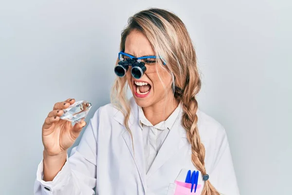 Mulher Loira Bonita Segurando Pedra Diamante Brilhante Usando Lupa Óculos — Fotografia de Stock