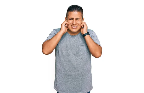 Gürültülü Müziğin Gürültüsü Için Kulaklarını Parmaklarıyla Kapatan Gündelik Kıyafetler Giyen — Stok fotoğraf