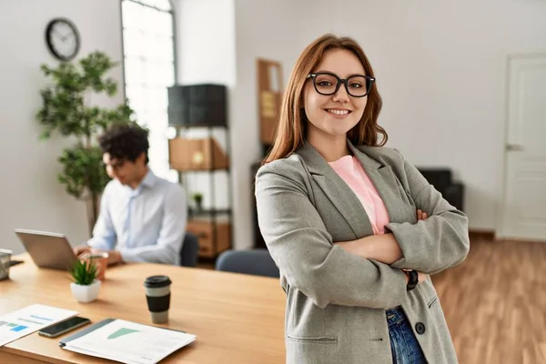 Zakenmanager Lacht Blij Met Armen Gekruist Gebaar Werknemer Werkzaam Kantoor — Stockfoto